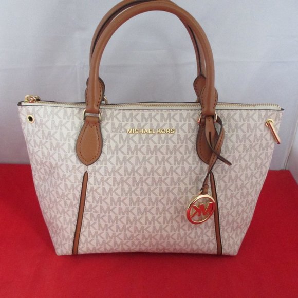 Michael Kors Sierra Signature Medium Messenger - Picture 6 of 13